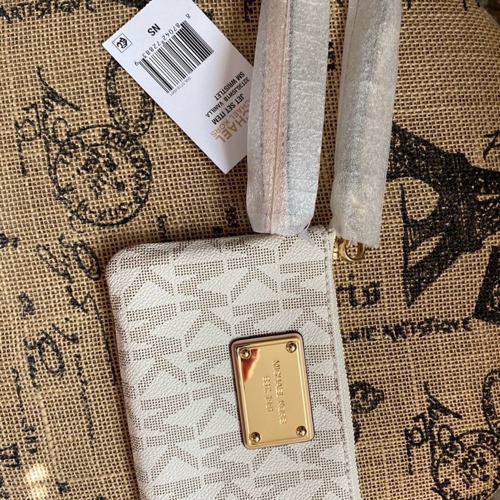 Michael Kors Cream and Gold Key Holder